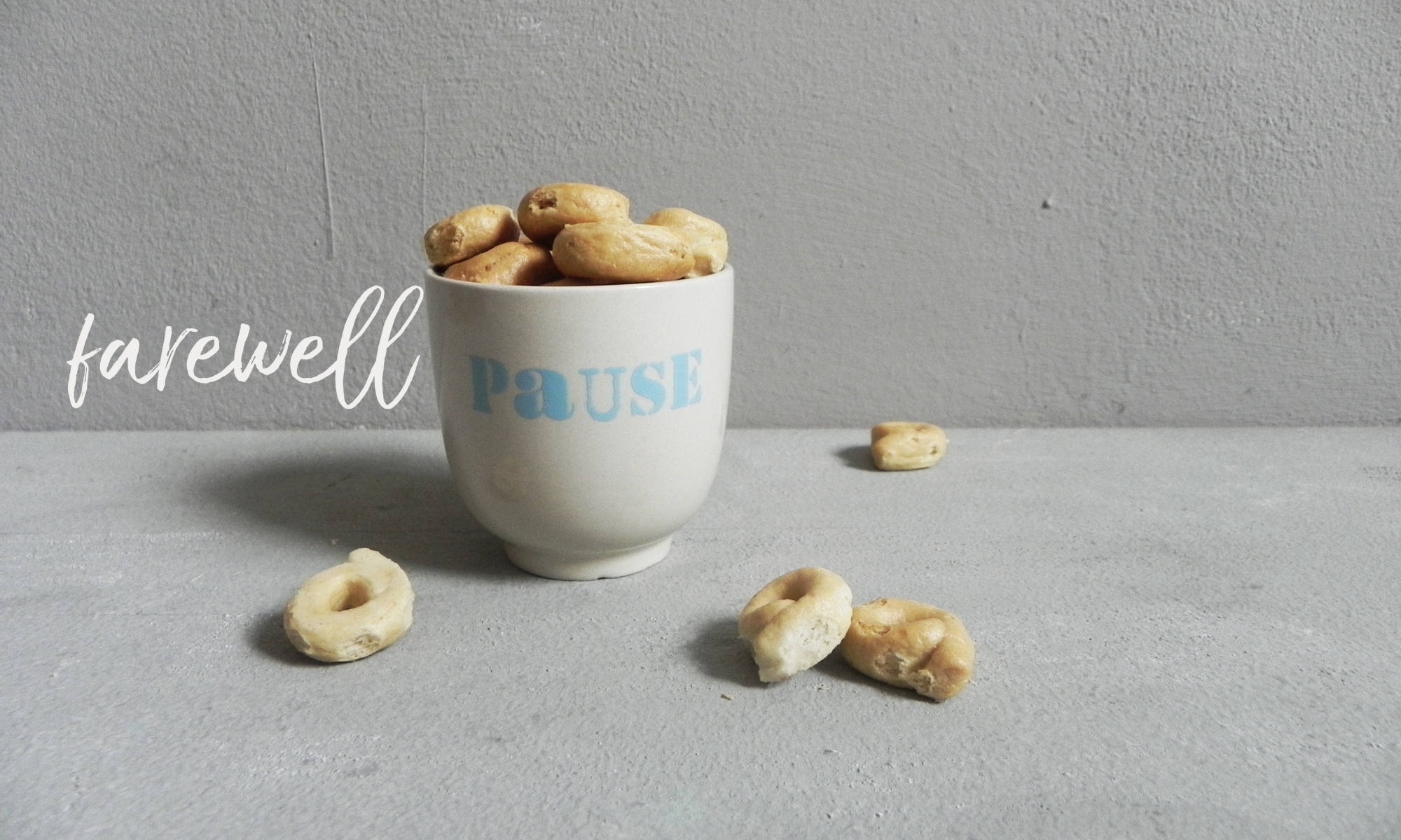 farewell pause, cup filled with Taralli